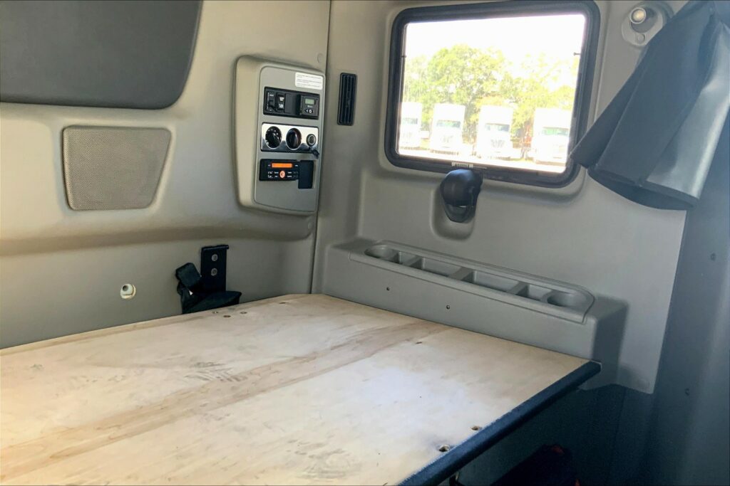 2021 CUM LT625 6×4 Sleeper