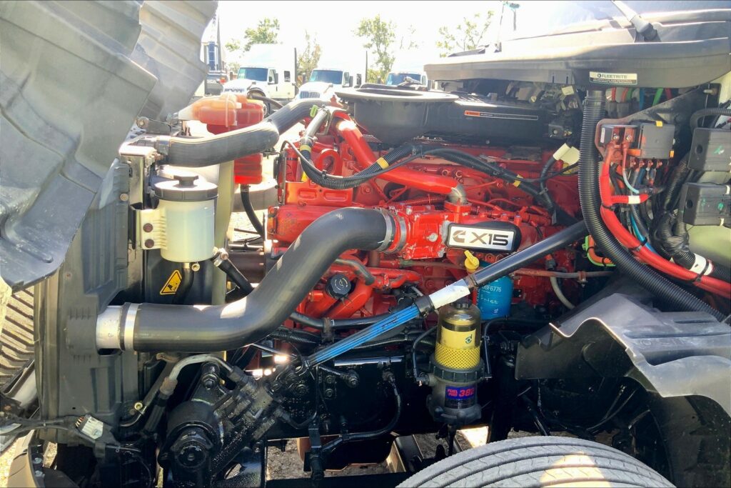 2021 CUM LT625 6×4 Sleeper