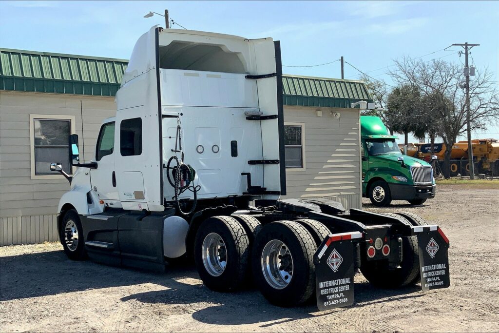 2021 CUM LT625 6×4 Sleeper