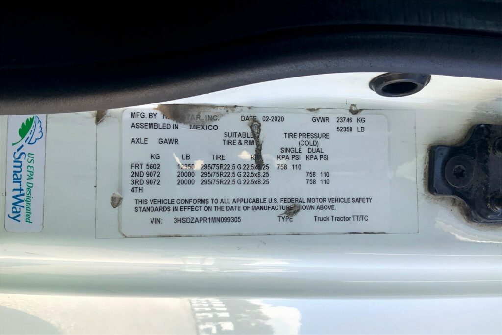 2021 CUM LT625 6×4 Sleeper