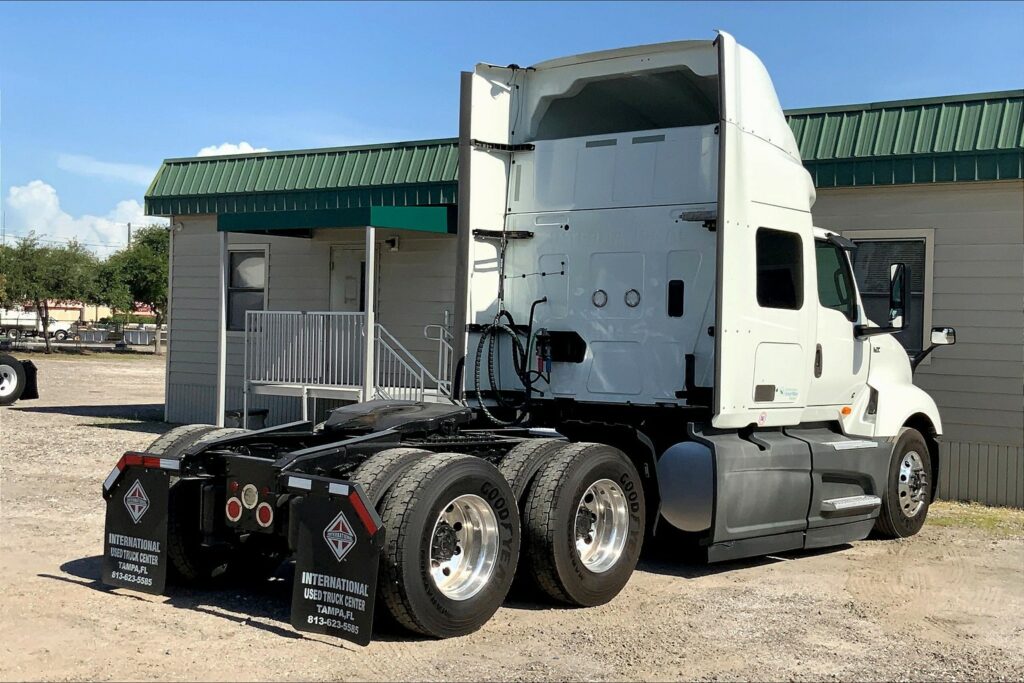 2021 CUM LT625 6×4 Sleeper