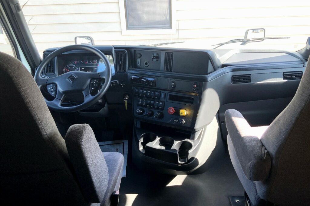 2021 CUM LT625 6×4 Sleeper