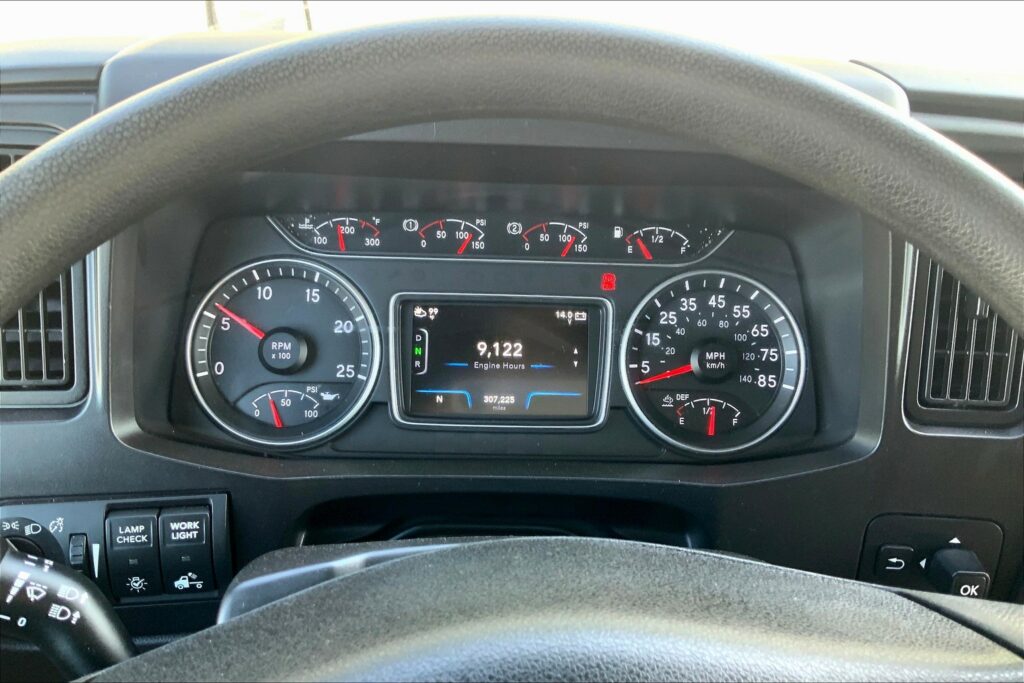 2021 CUM LT625 6×4 Sleeper