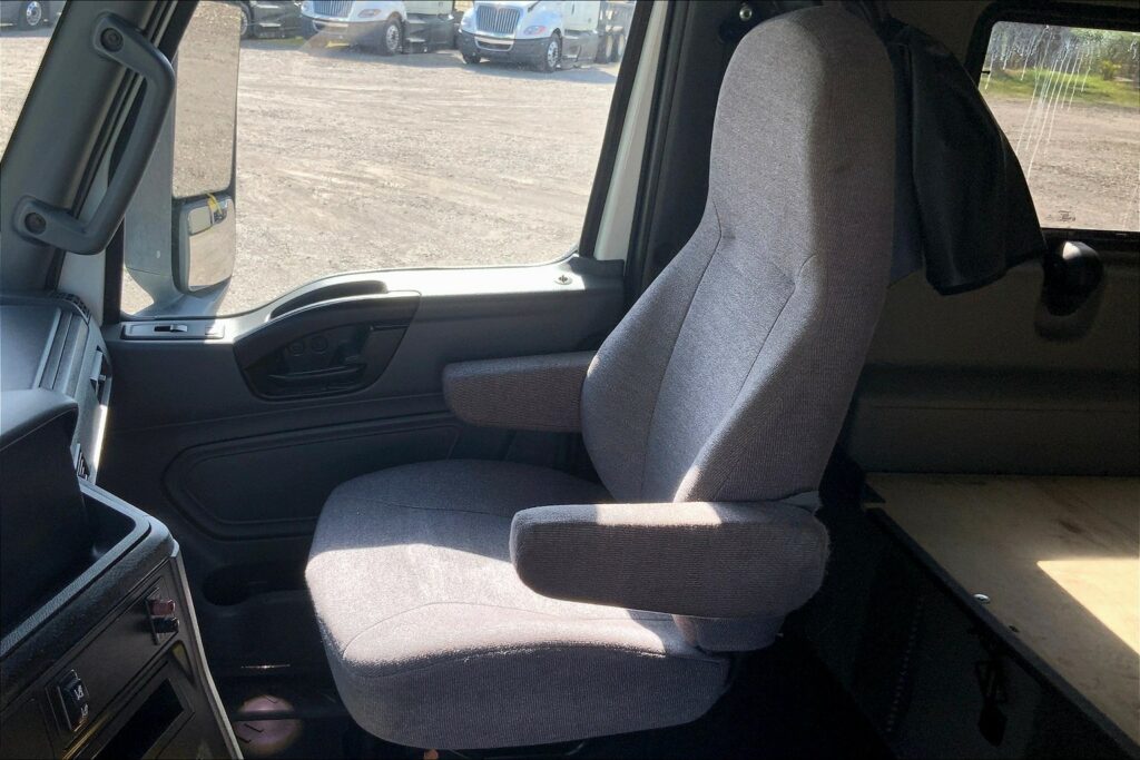 2021 CUM LT625 6×4 Sleeper