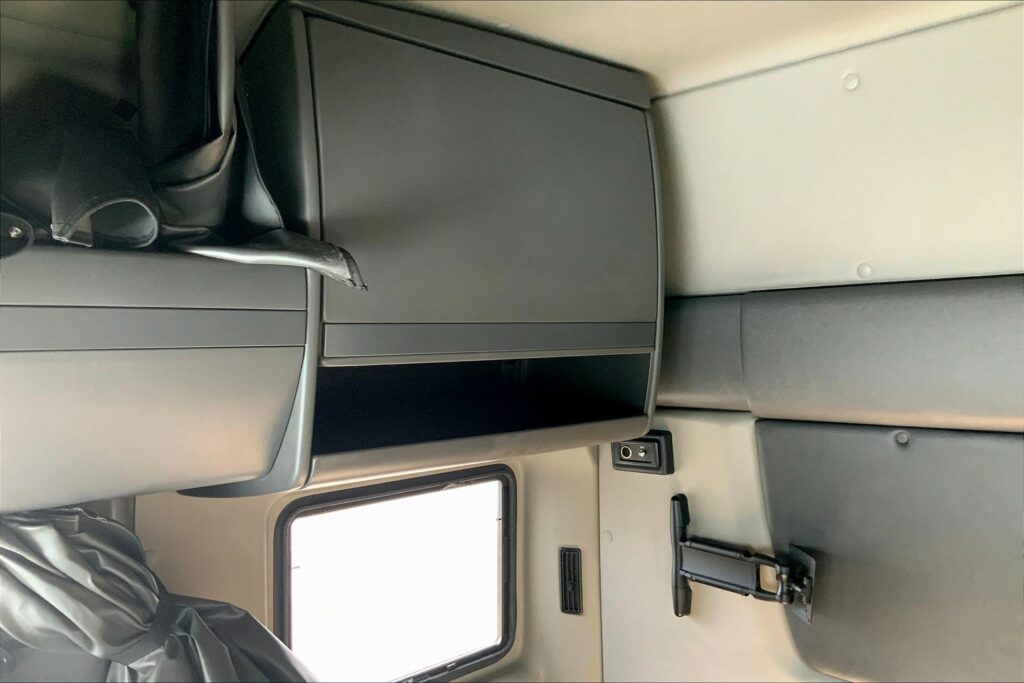 2021 CUM LT625 6×4 Sleeper