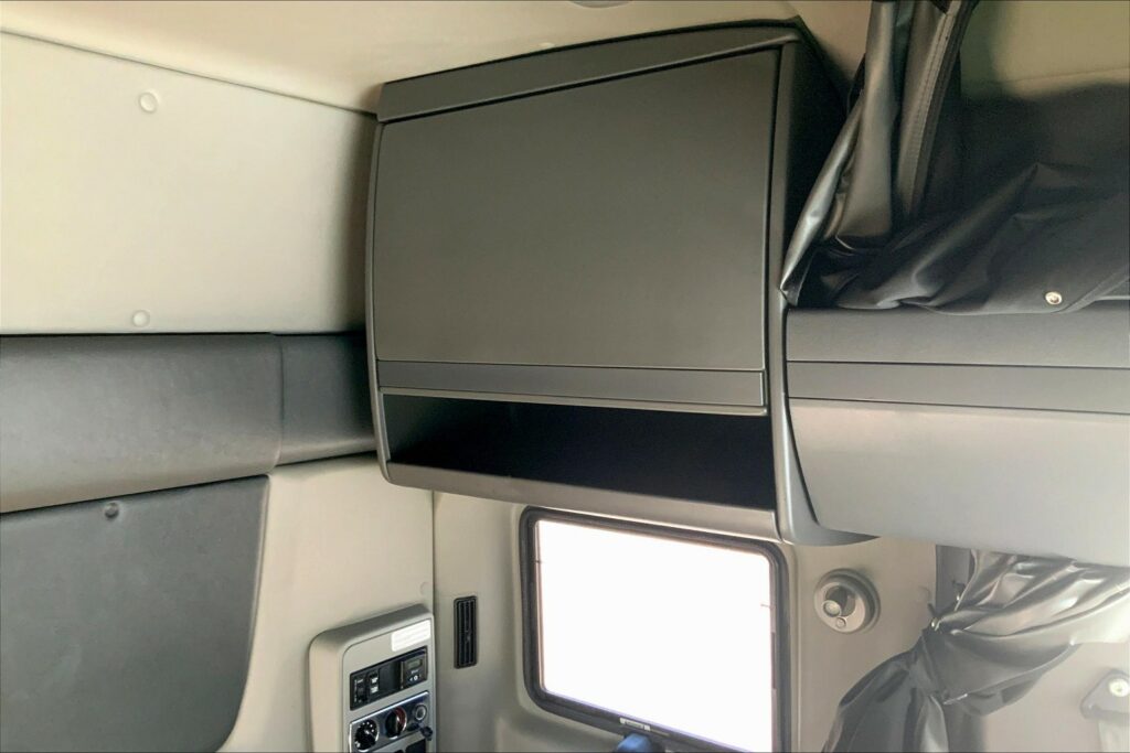 2021 CUM LT625 6×4 Sleeper