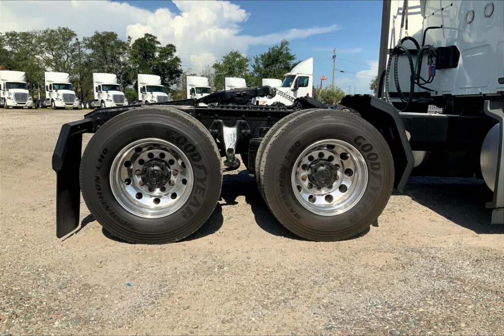 2021 CUM LT625 6×4 Sleeper