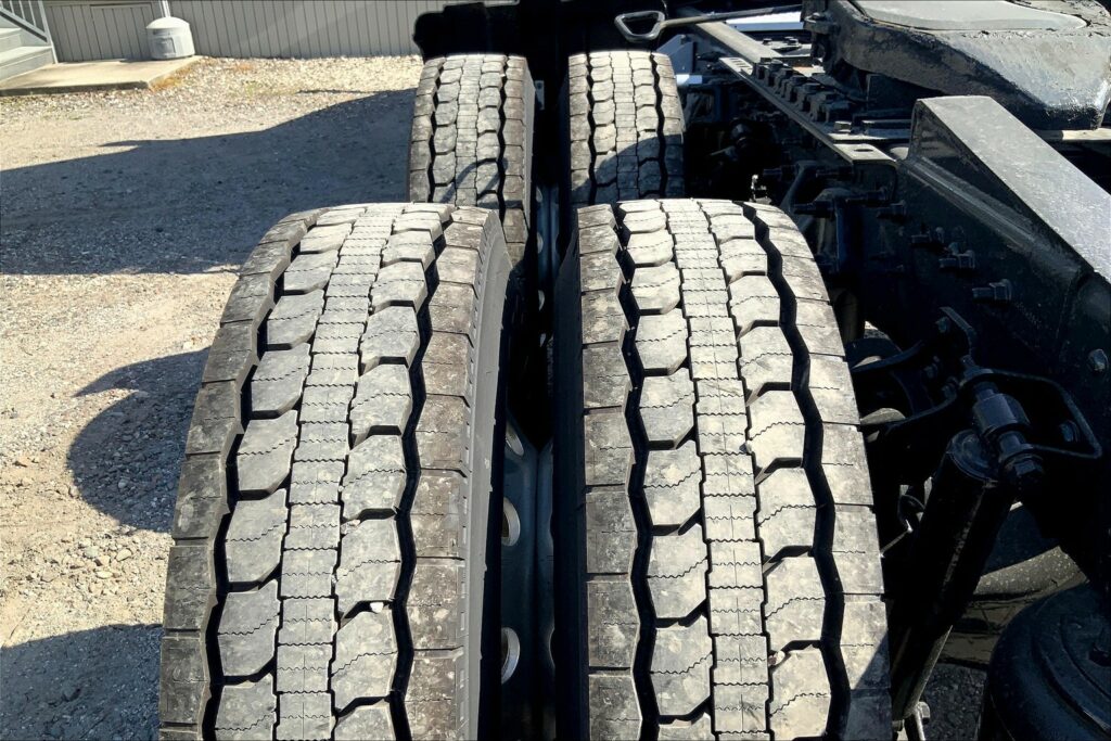 2021 CUM LT625 6×4 Sleeper