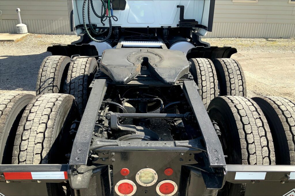 2021 CUM LT625 6×4 Sleeper