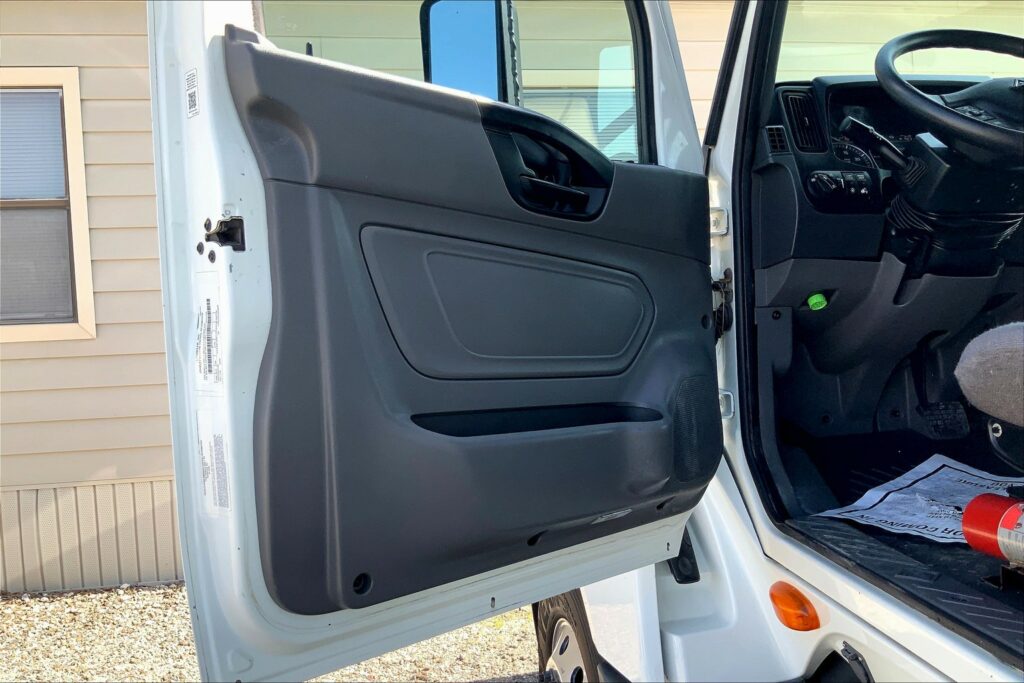 2021 CUM LT625 6×4 Sleeper