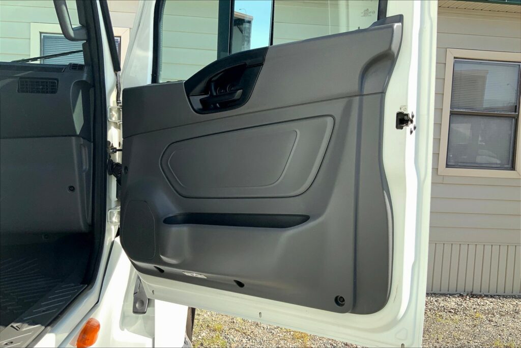 2021 CUM LT625 6×4 Sleeper