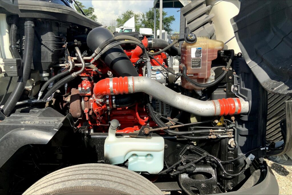 2021 CUM LT625 6×4 Sleeper