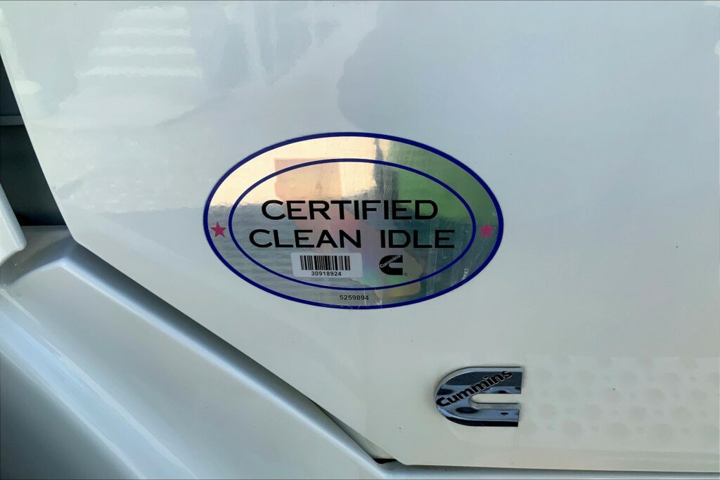 2021 CUM LT625 6×4 Sleeper