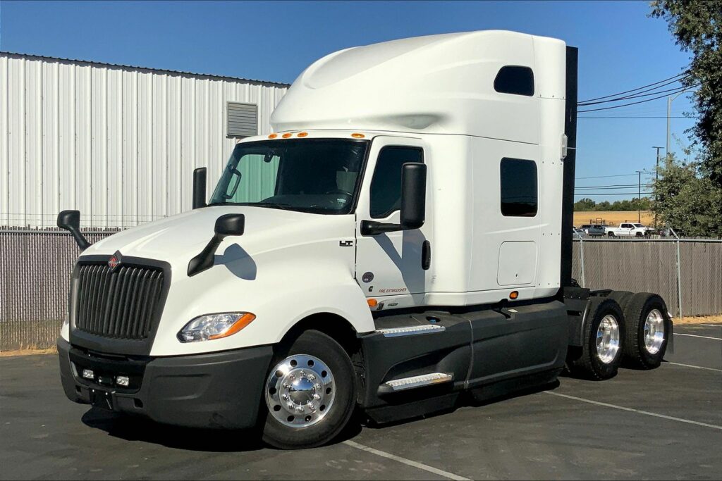 2021 CUM LT625 6×4 Sleeper