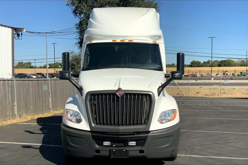 2021 CUM LT625 6×4 Sleeper