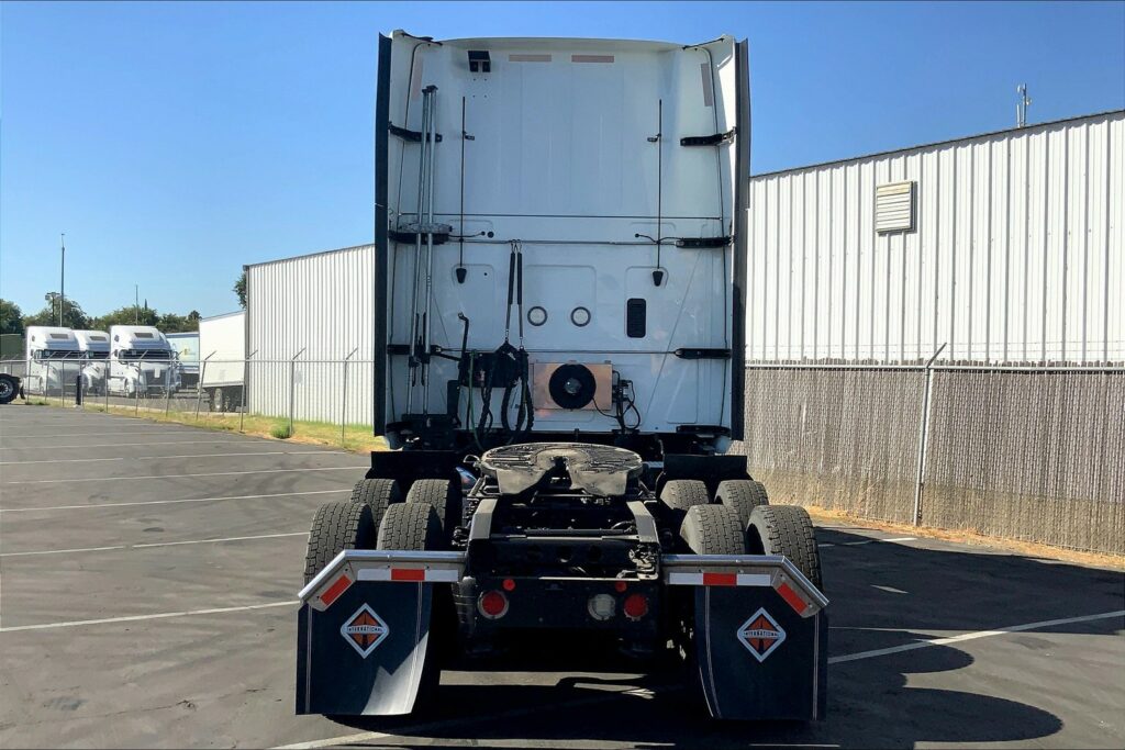 2021 CUM LT625 6×4 Sleeper