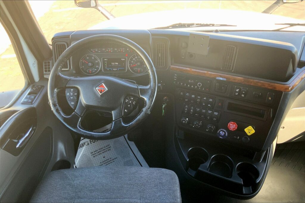 2021 CUM LT625 6×4 Sleeper