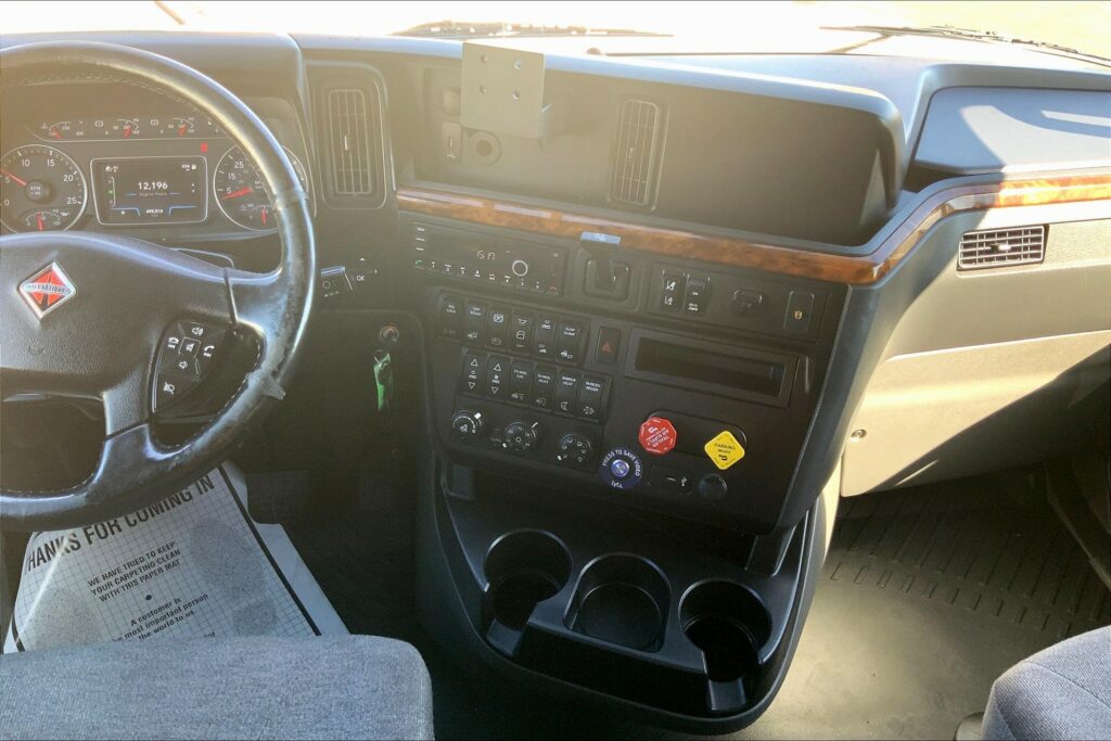 2021 CUM LT625 6×4 Sleeper