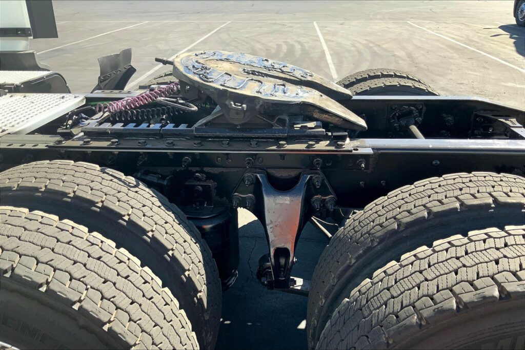 2021 CUM LT625 6×4 Sleeper