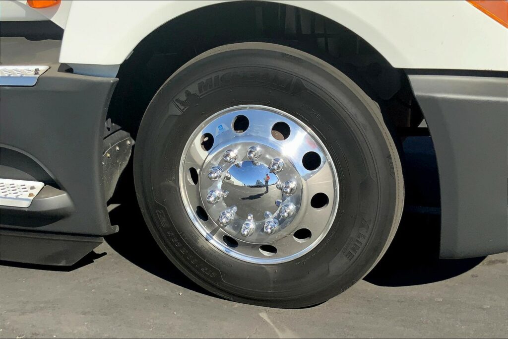 2021 CUM LT625 6×4 Sleeper