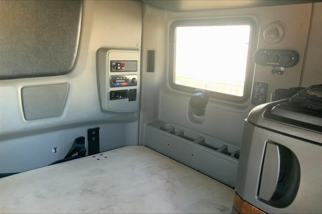 2021 CUM LT625 6×4 Sleeper