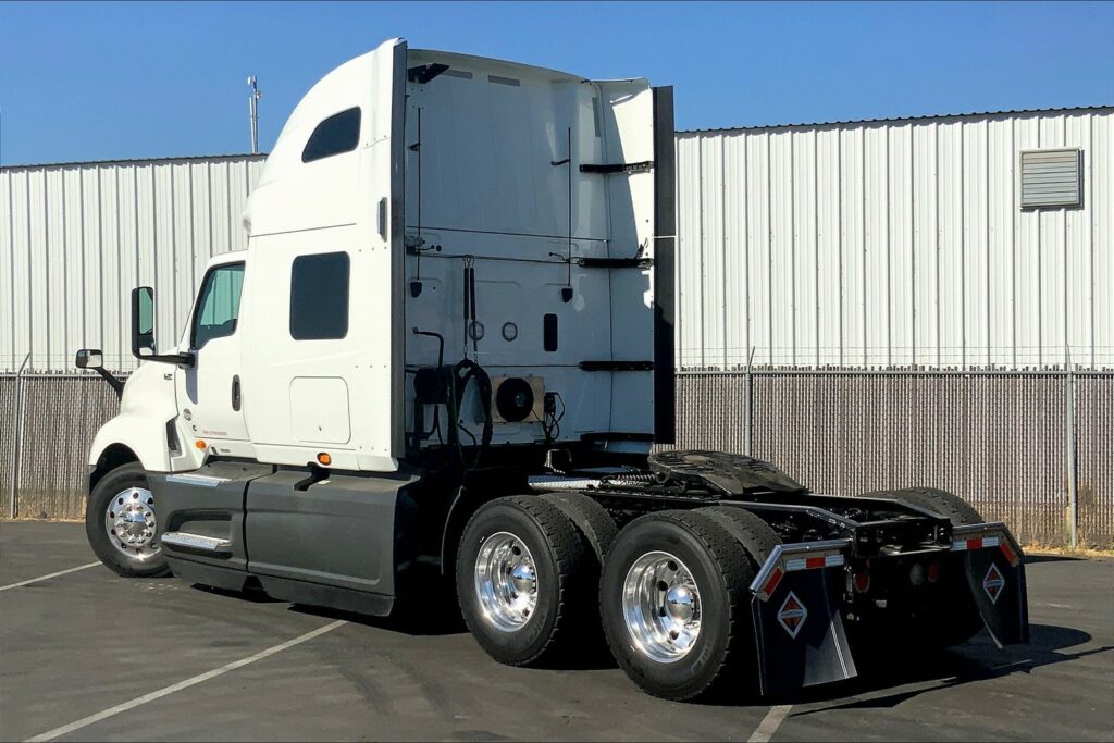 2021 CUM LT625 6×4 Sleeper