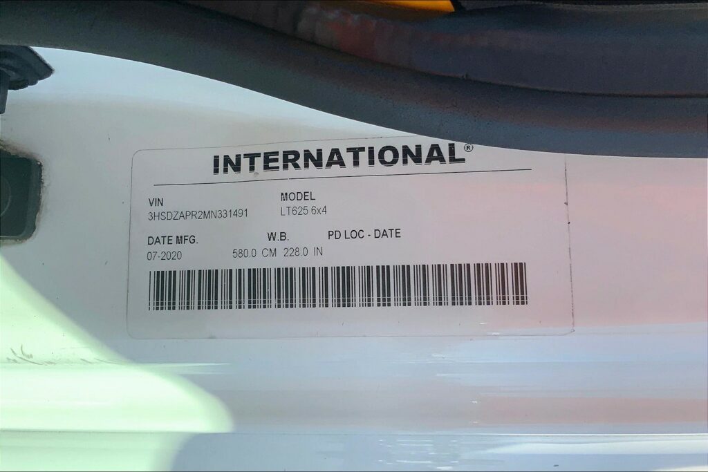 2021 CUM LT625 6×4 Sleeper