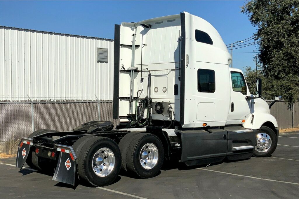 2021 CUM LT625 6×4 Sleeper