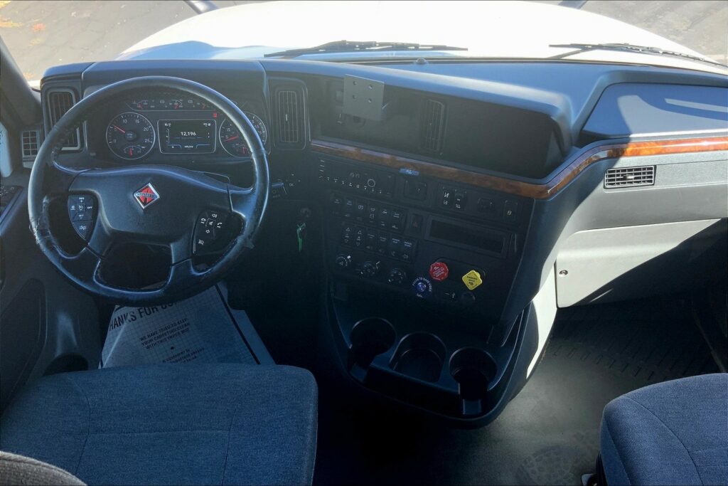 2021 CUM LT625 6×4 Sleeper