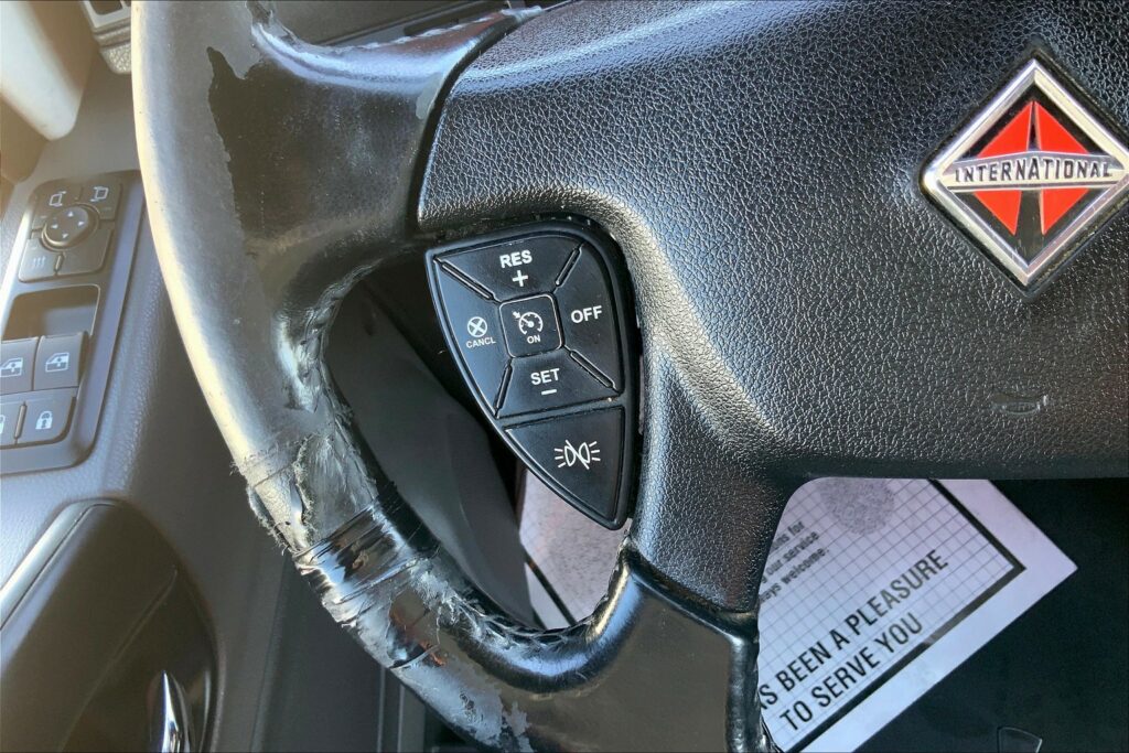 2021 CUM LT625 6×4 Sleeper