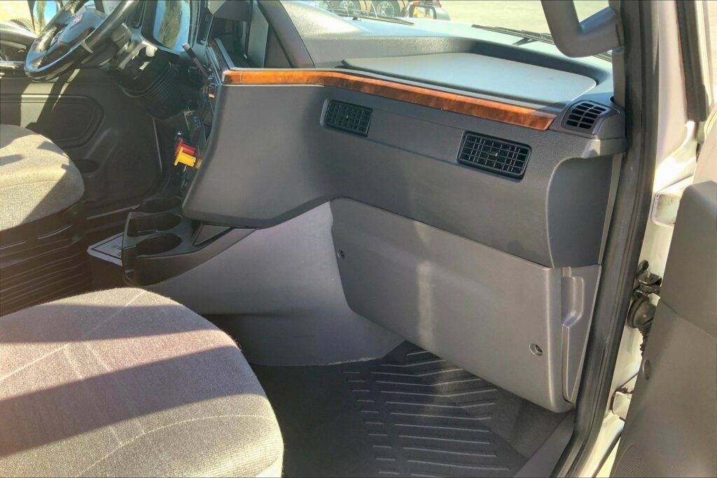 2021 CUM LT625 6×4 Sleeper