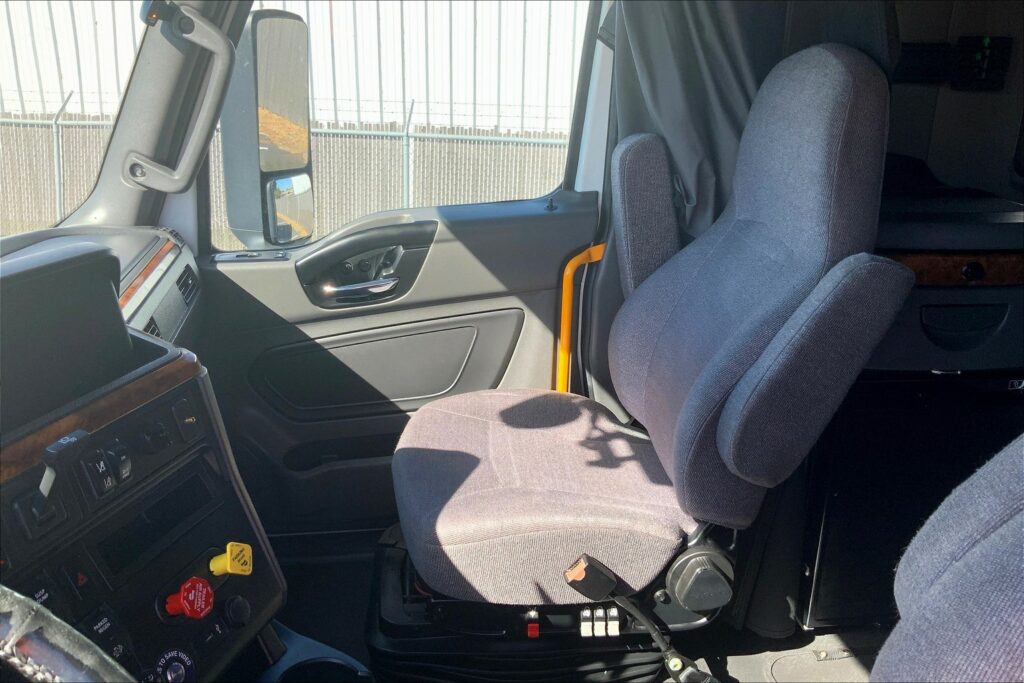 2021 CUM LT625 6×4 Sleeper