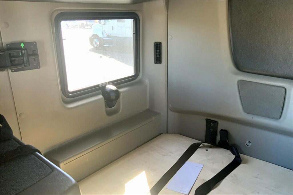 2021 CUM LT625 6×4 Sleeper