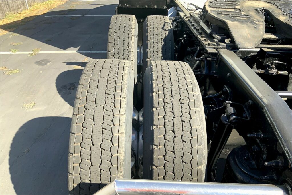 2021 CUM LT625 6×4 Sleeper