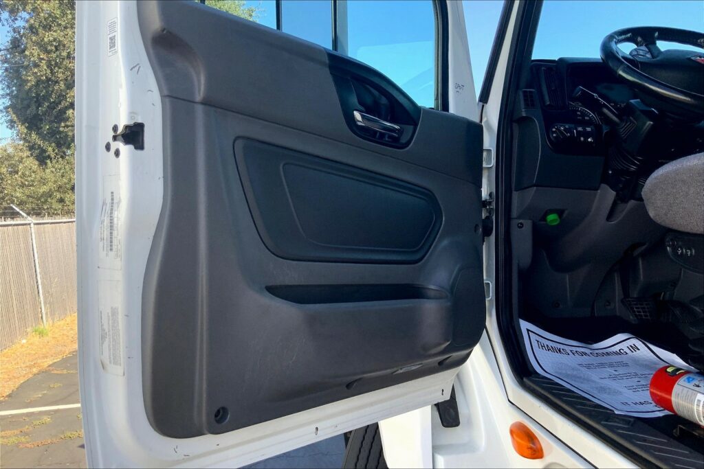 2021 CUM LT625 6×4 Sleeper