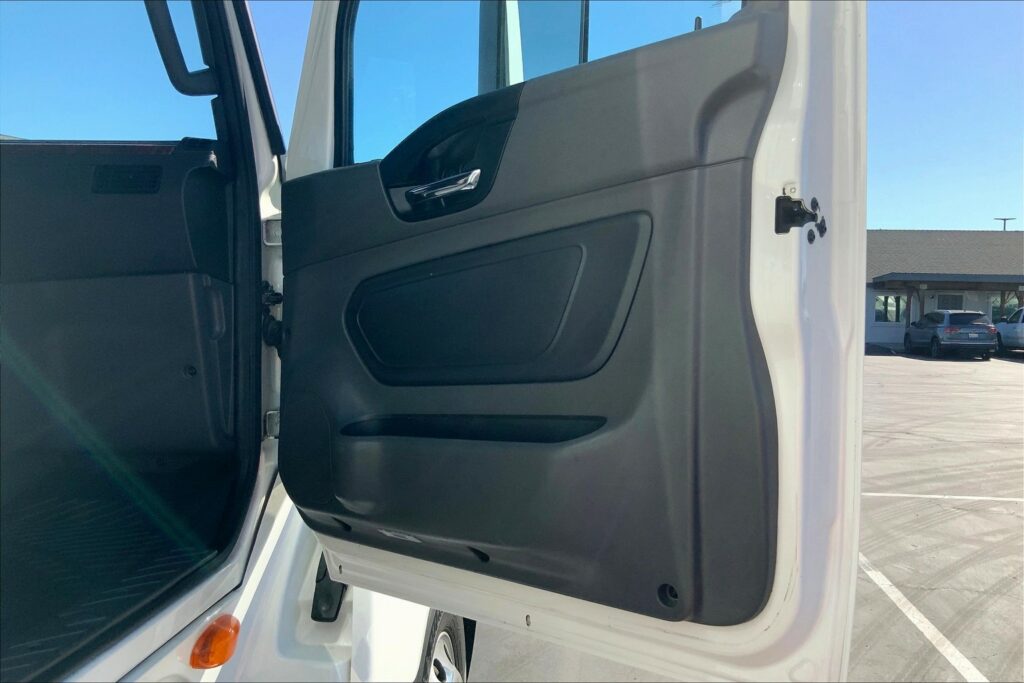 2021 CUM LT625 6×4 Sleeper