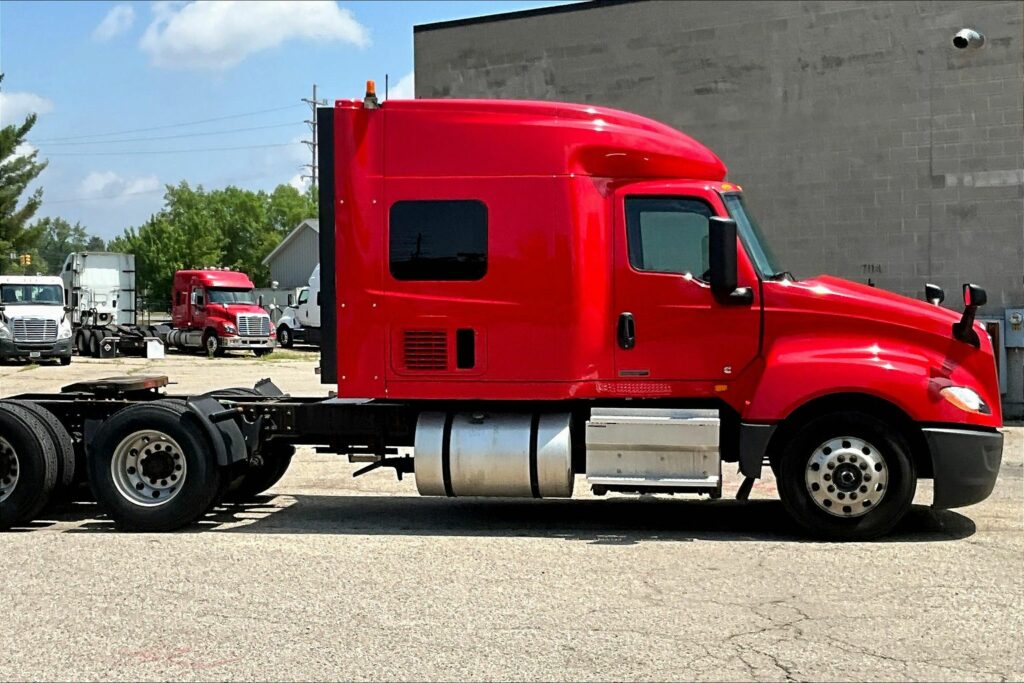 2021 CUM LT625 6×4 Sleeper