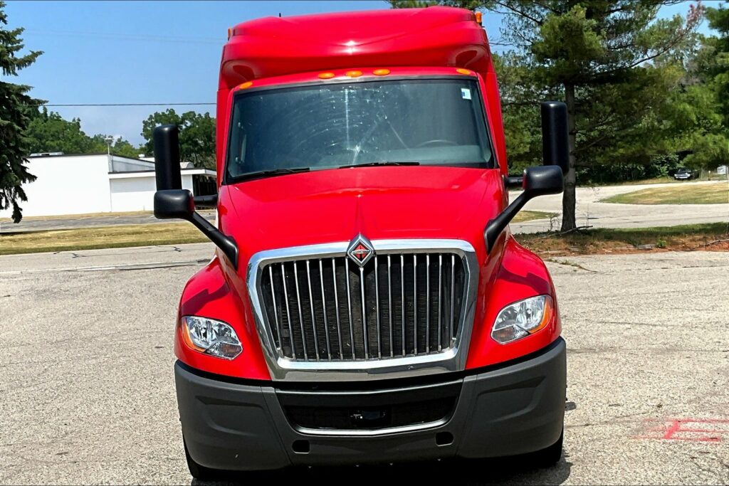 2021 CUM LT625 6×4 Sleeper