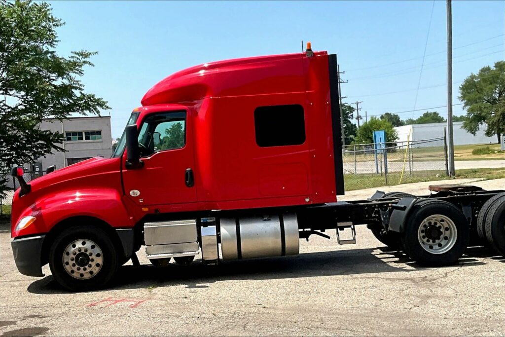 2021 CUM LT625 6×4 Sleeper