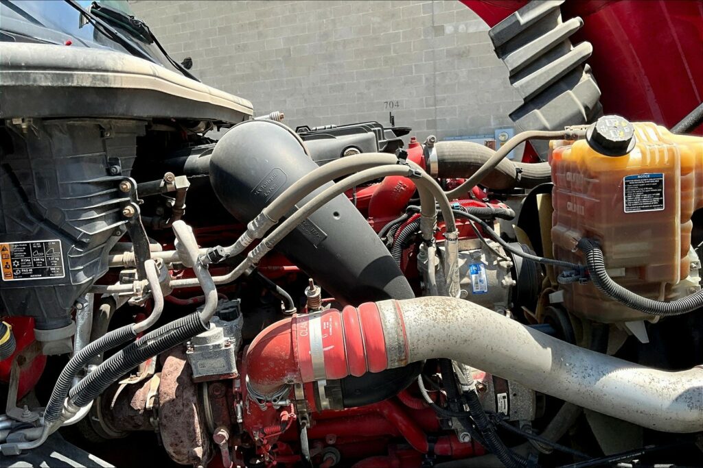 2021 CUM LT625 6×4 Sleeper