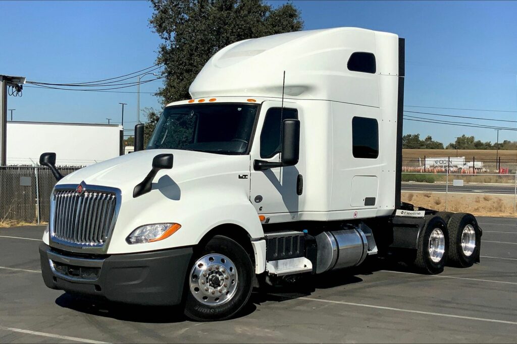 2021 CUM LT625 6×4 Sleeper