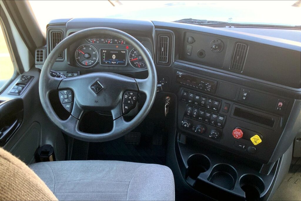 2021 CUM LT625 6×4 Sleeper