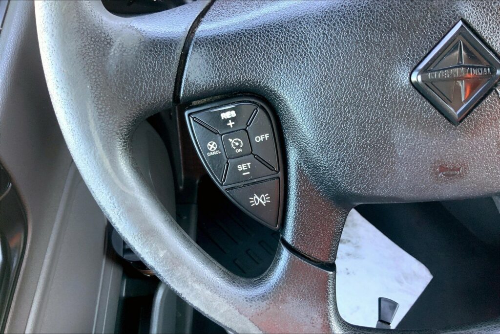 2021 CUM LT625 6×4 Sleeper