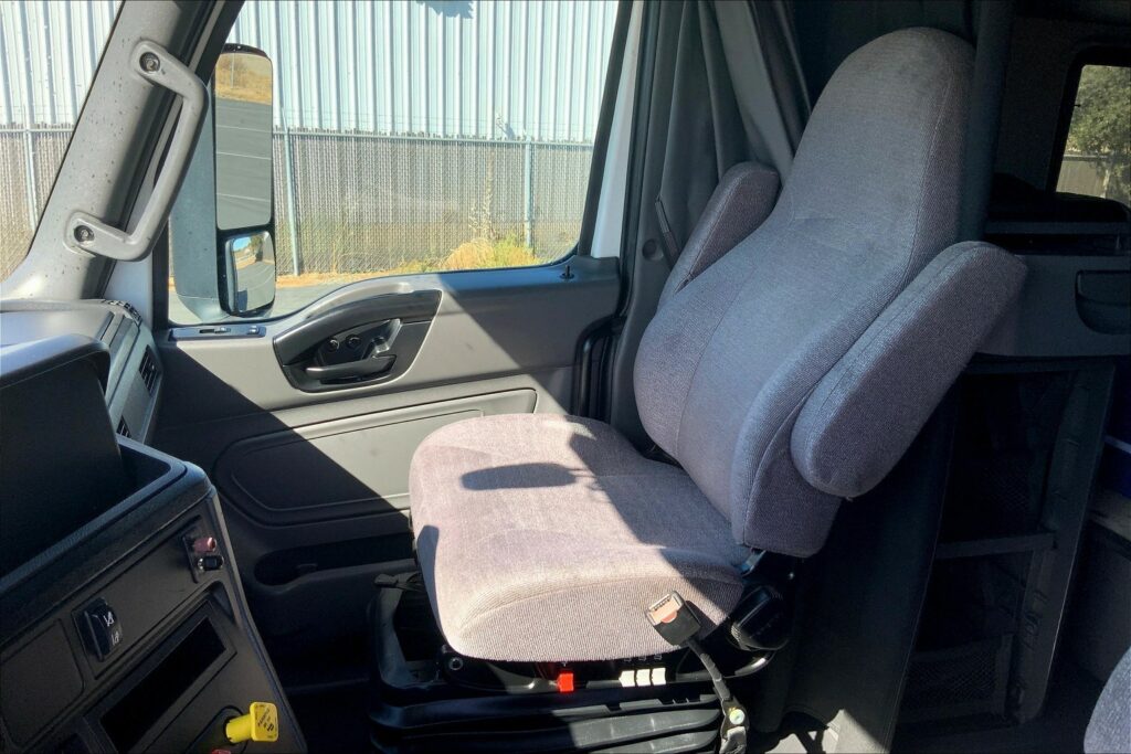 2021 CUM LT625 6×4 Sleeper