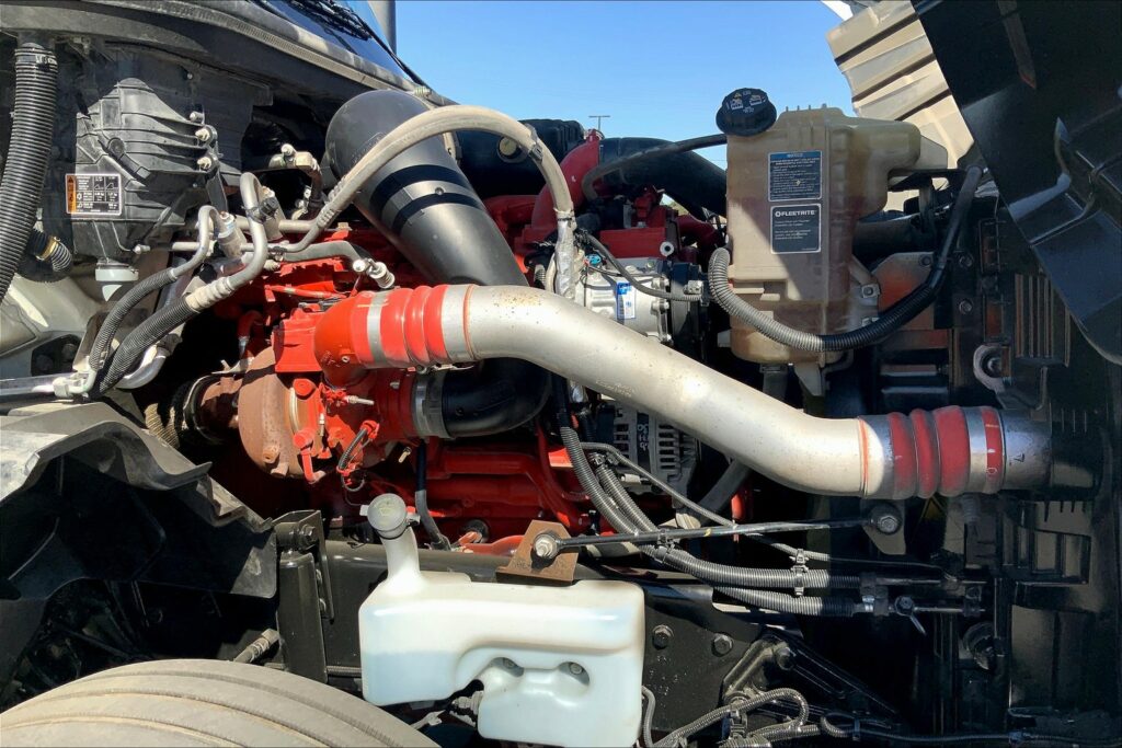 2021 CUM LT625 6×4 Sleeper