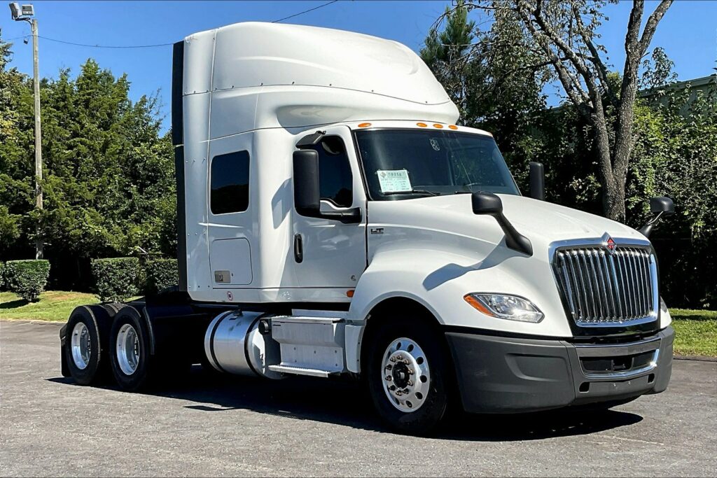 2022 CUM LT625 6×4 Sleeper