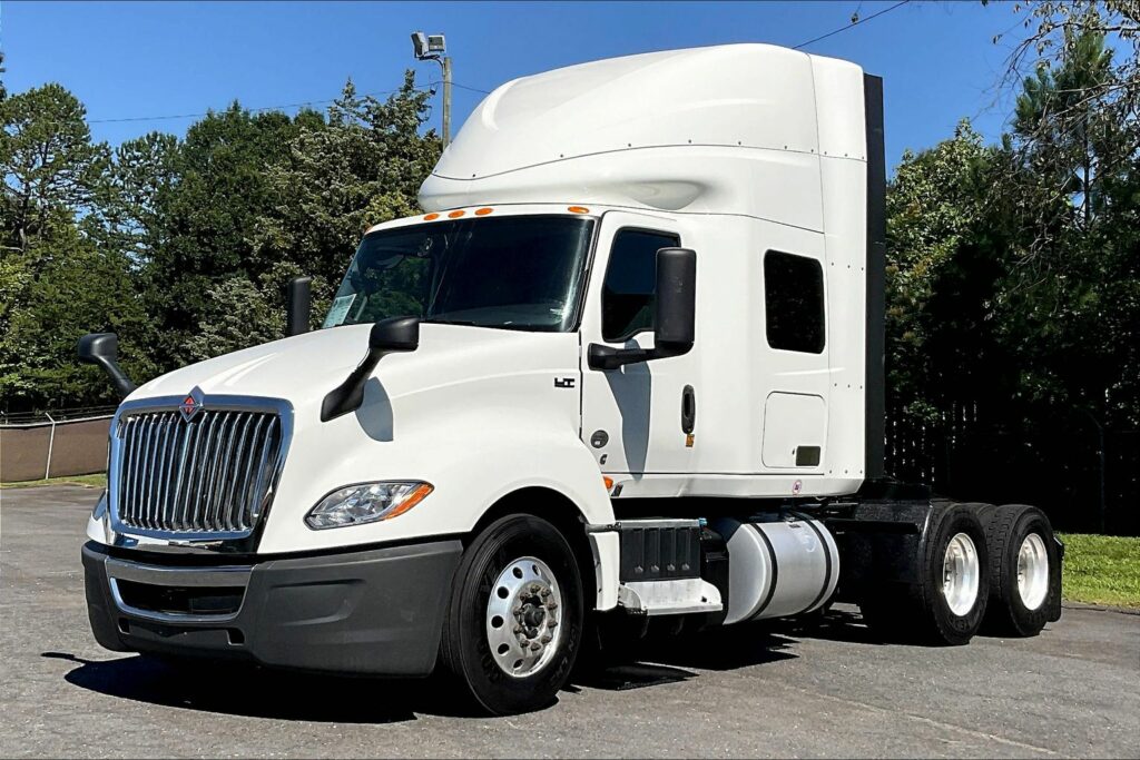 2022 CUM LT625 6×4 Sleeper