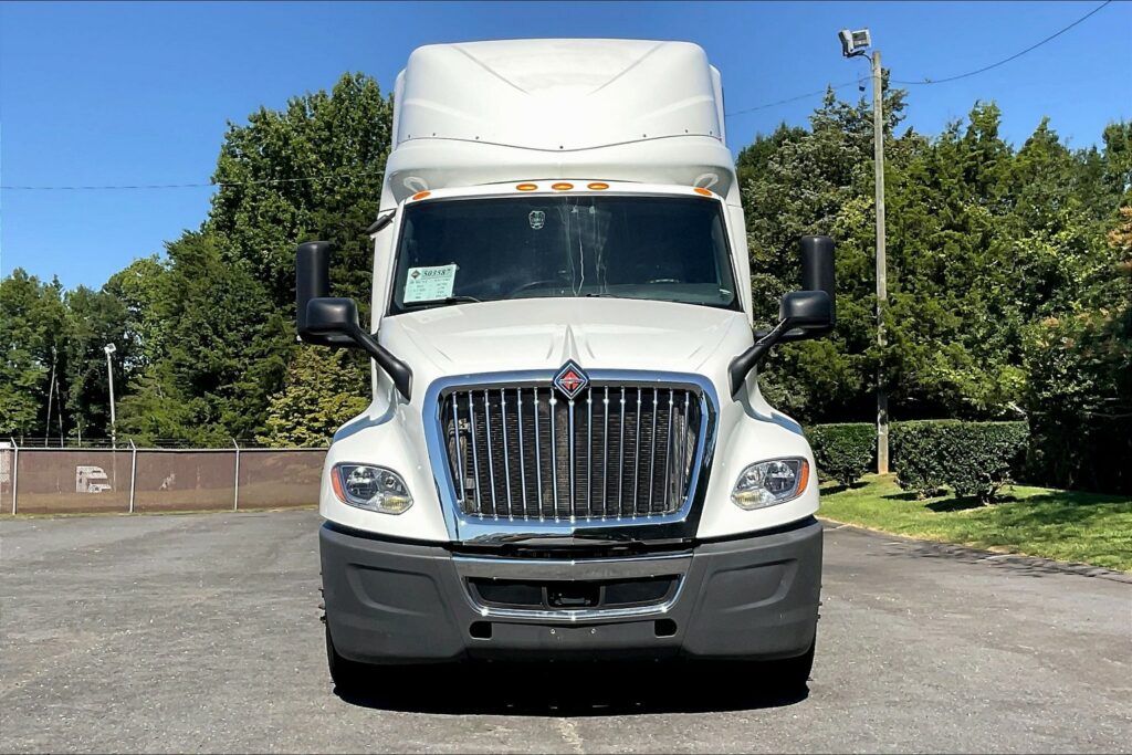 2022 CUM LT625 6×4 Sleeper