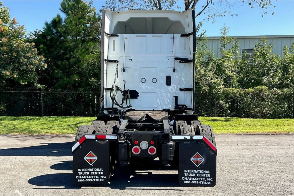 2022 CUM LT625 6×4 Sleeper