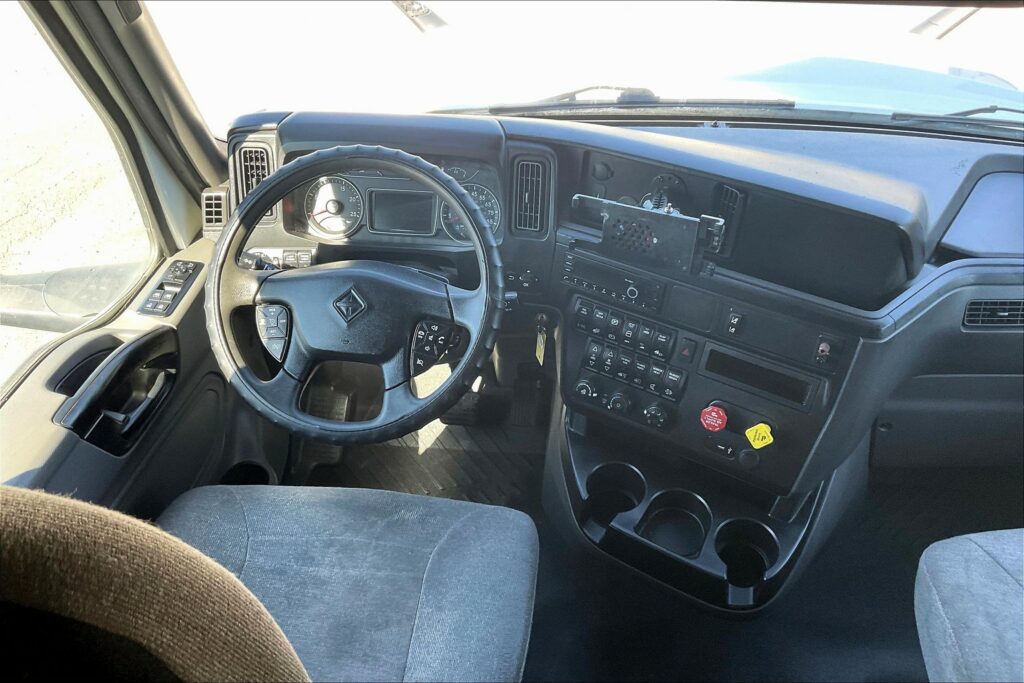 2022 CUM LT625 6×4 Sleeper